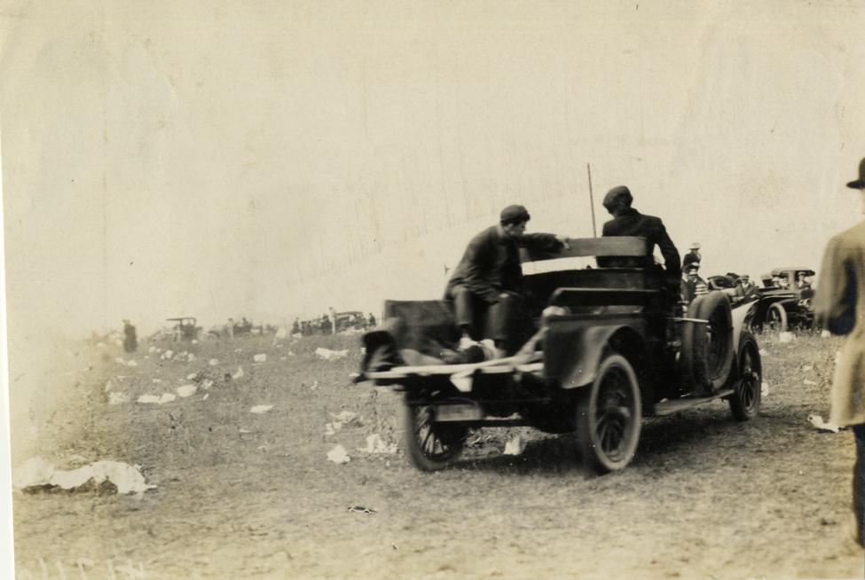 Truck transporting injured boy, 1908 Vanderbilt Cup races