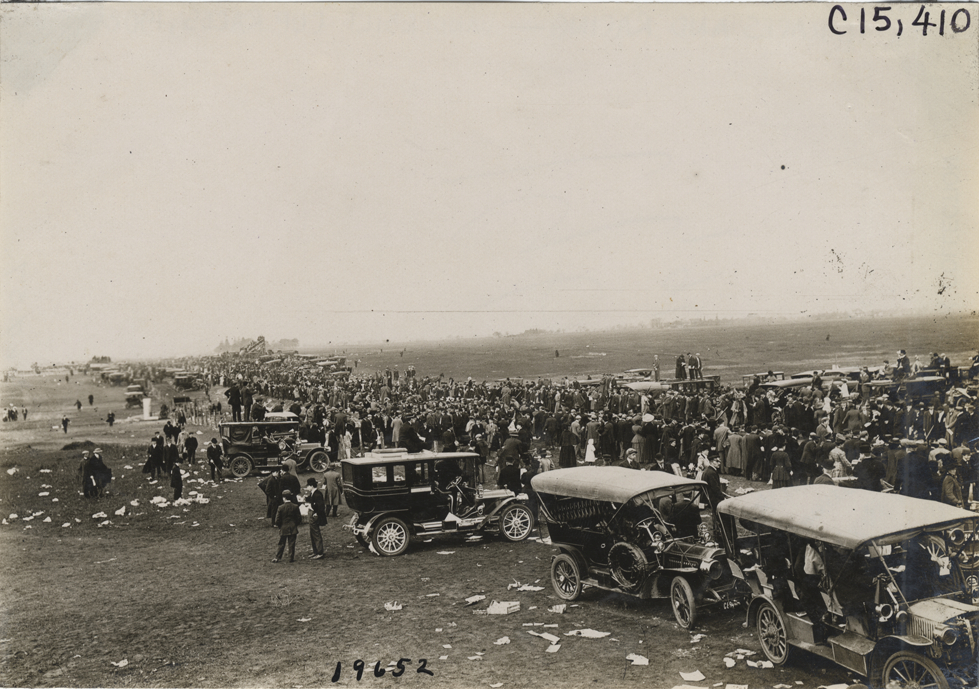 Spectators and automobiles, 1908 Vanderbilt Cup races
