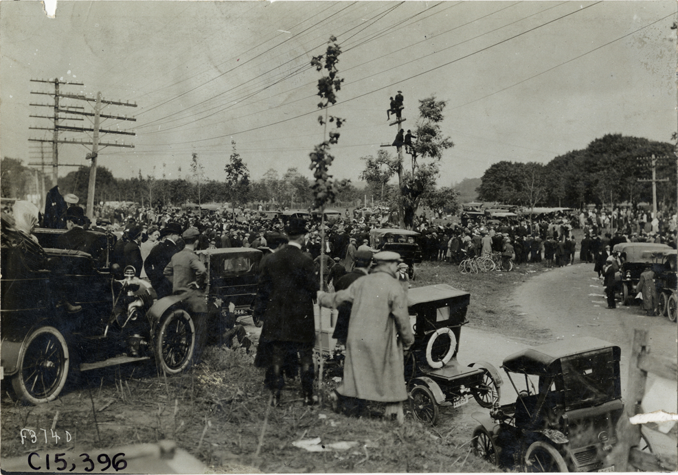 Spectators and automobiles, 1906 Vanderbilt Cup races