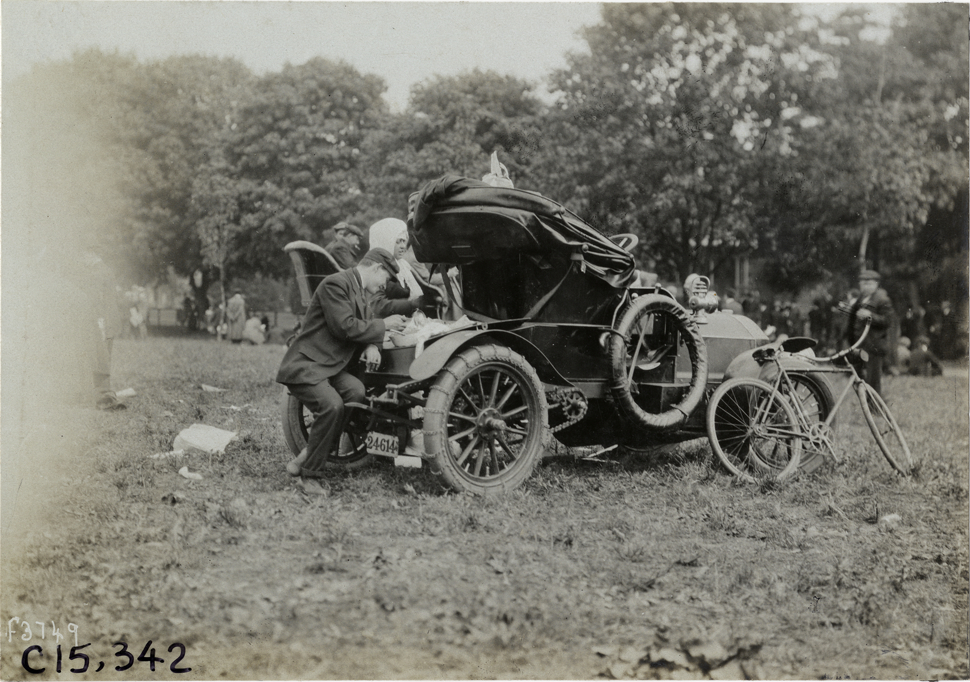 Spectators with automobile, 1906 Vanderbilt Cup races