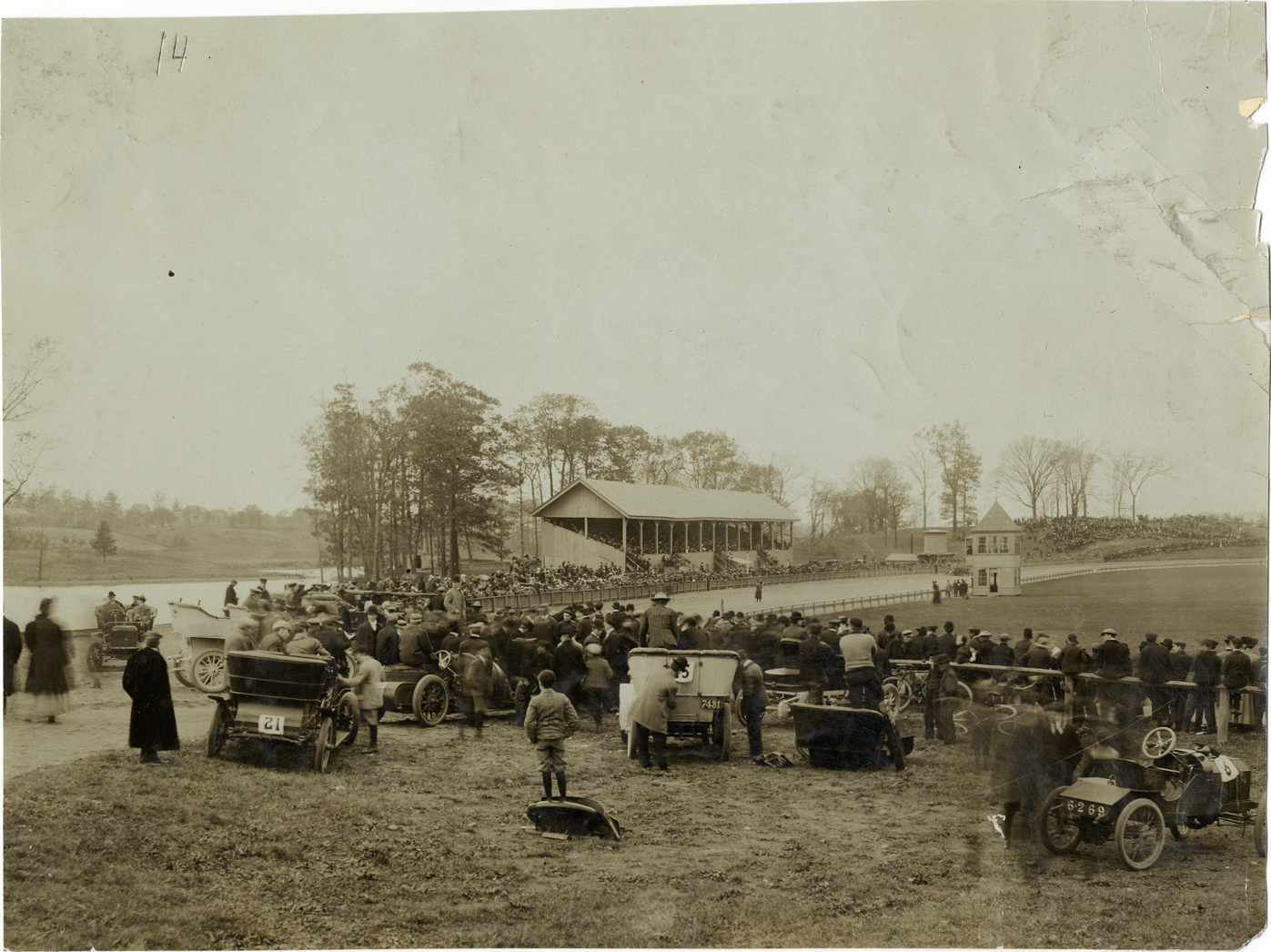 Spectators and automobiles, 1906 Waverly races