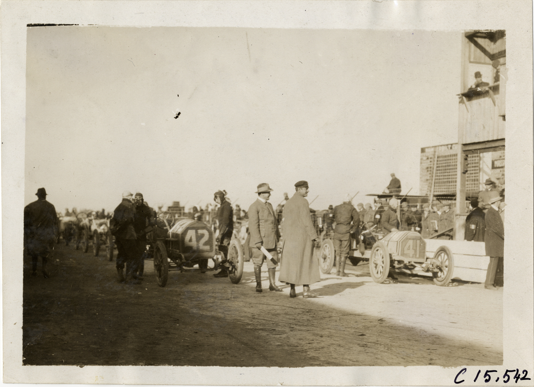 Officials and racecars, 1909 Vanderbilt Cup races