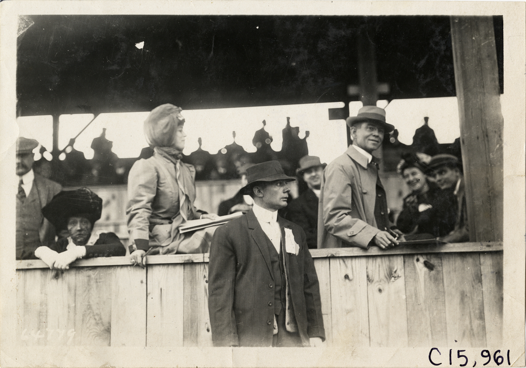 Official and spectators, 1910 Vanderbilt Cup races
