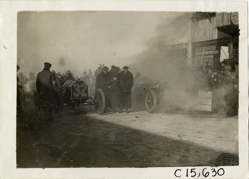Officials and racecars, 1909 Vanderbilt Cup races
