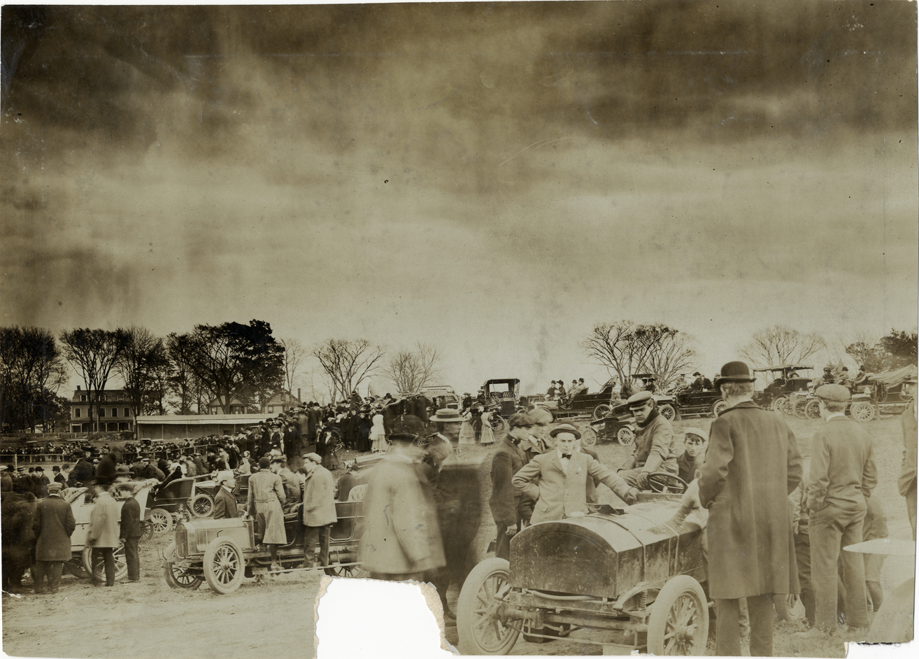 Spectators and automobiles, 1906 Waverly races