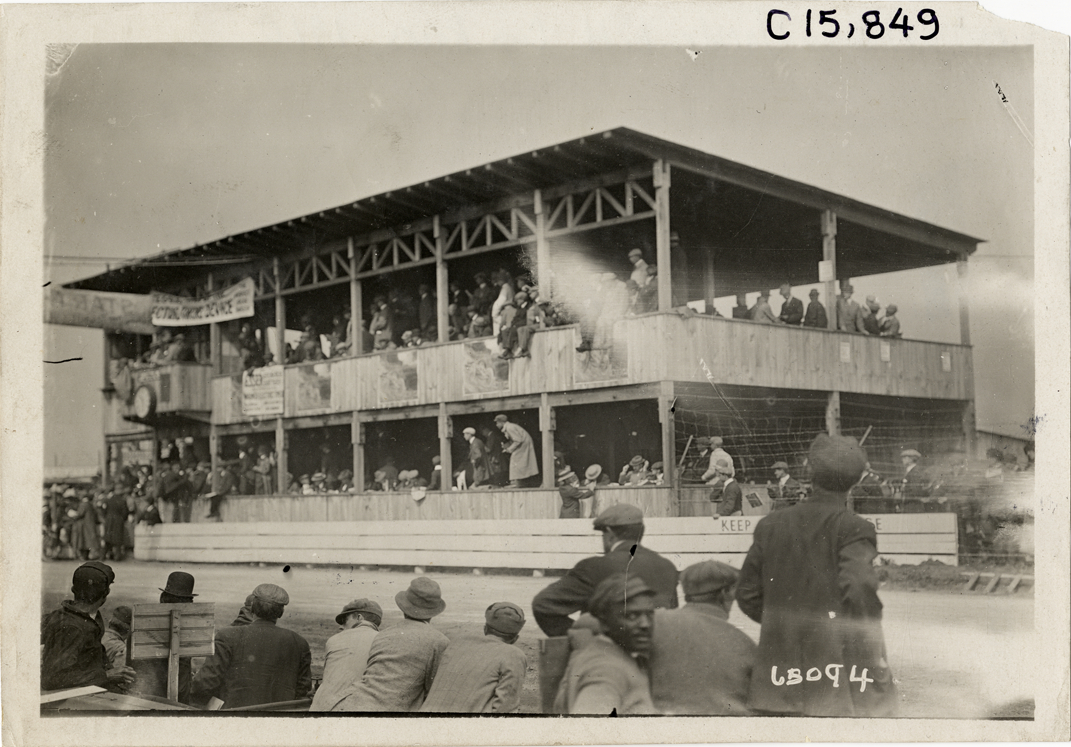 Timers' and officials' stand, 1910 Vanderbilt Cup races