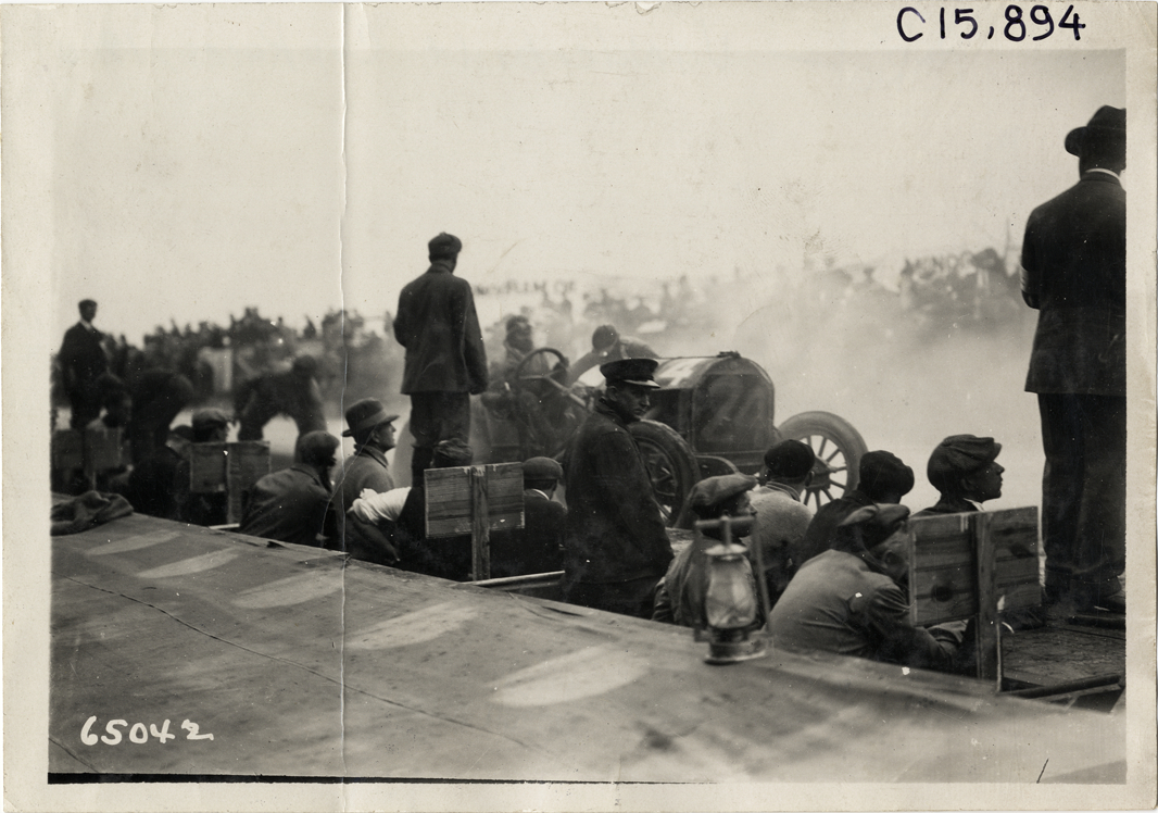 Pit crews, 1910 Vanderbilt Cup races