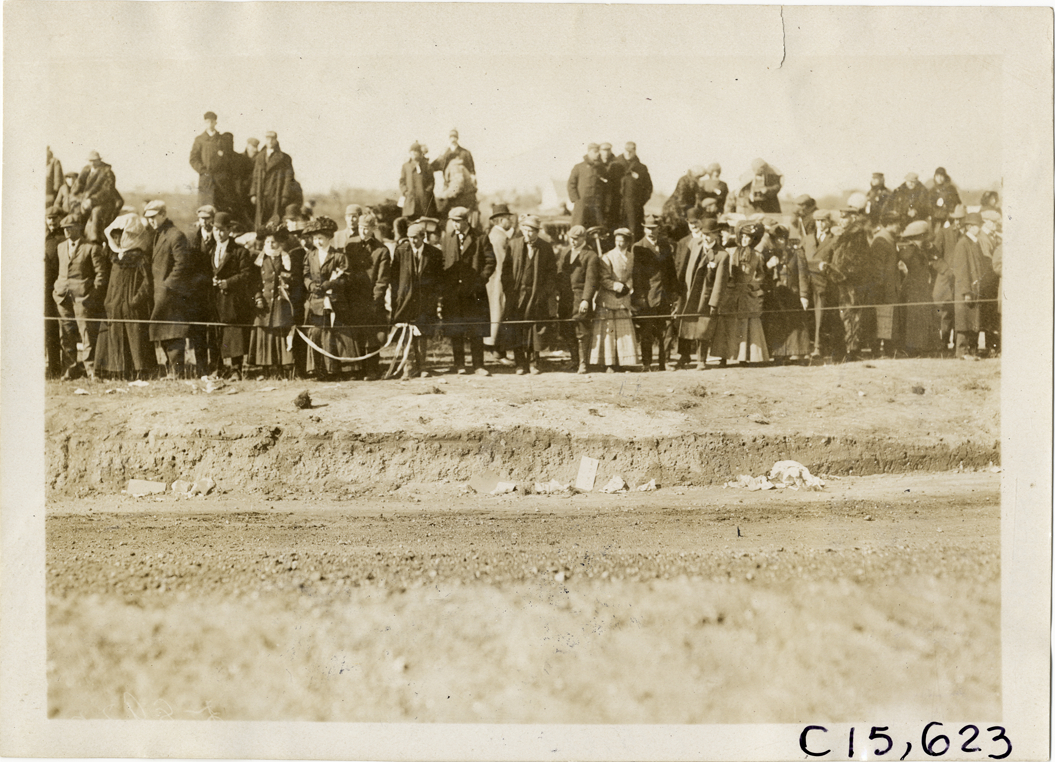 Spectators on roadside, 1909 Vanderbilt Cup races