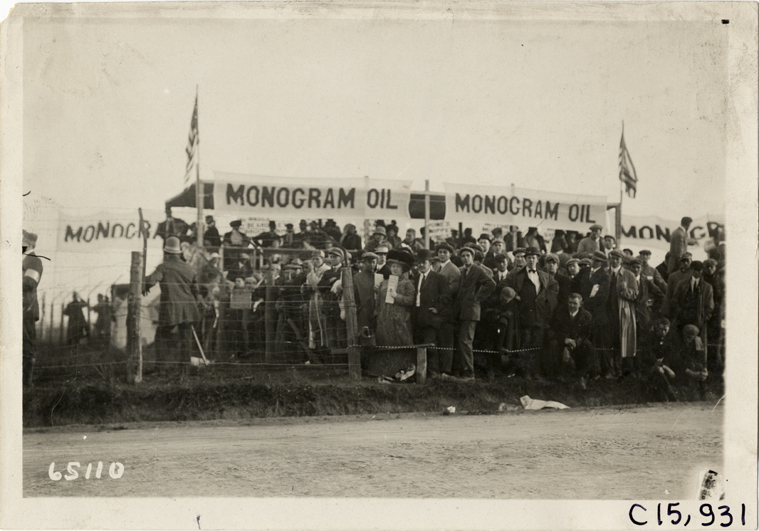 Spectators on roadside, 1910 Vanderbilt Cup races