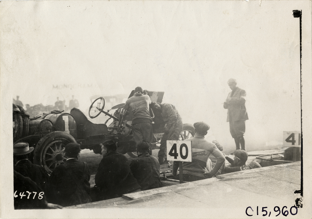 Pit crew working on National racecar, 1910 Vanderbilt Cup races