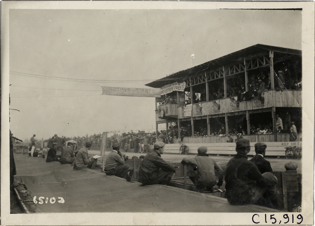 Officials' stand and pits, 1910 Vanderbilt Cup races