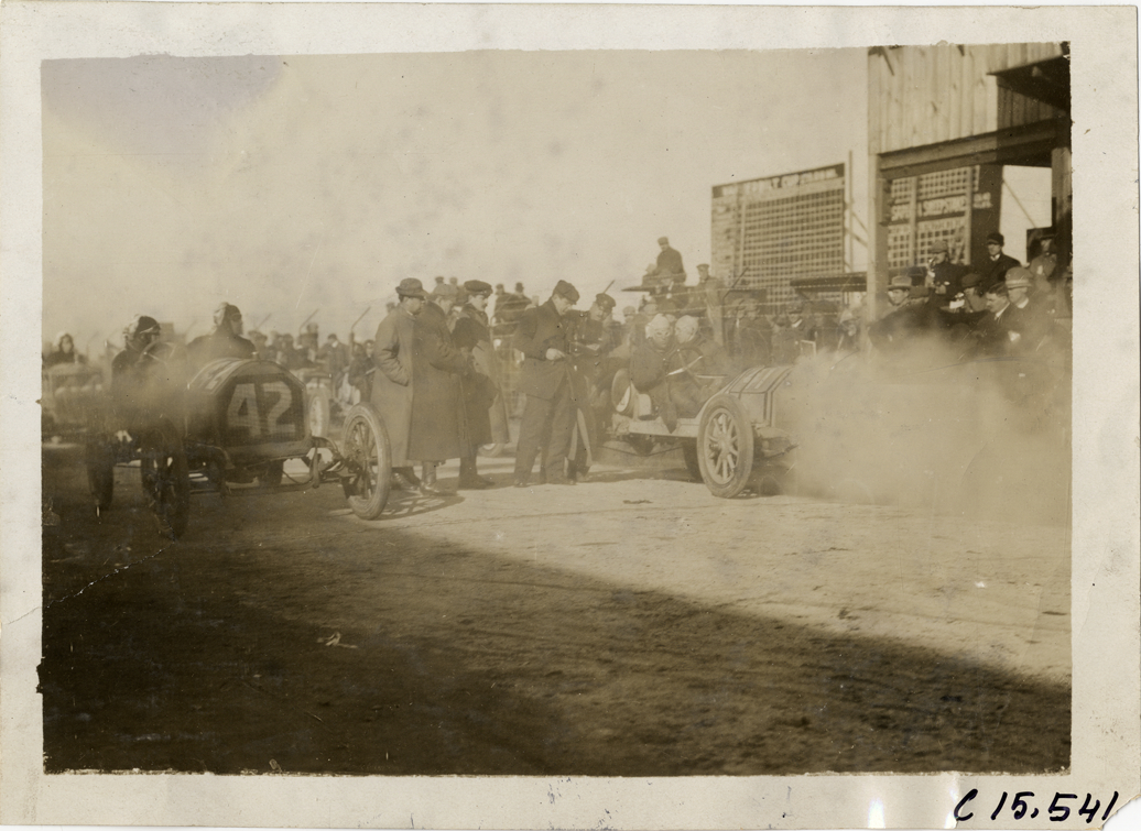 Officials and racecars, 1909 Vanderbilt Cup races