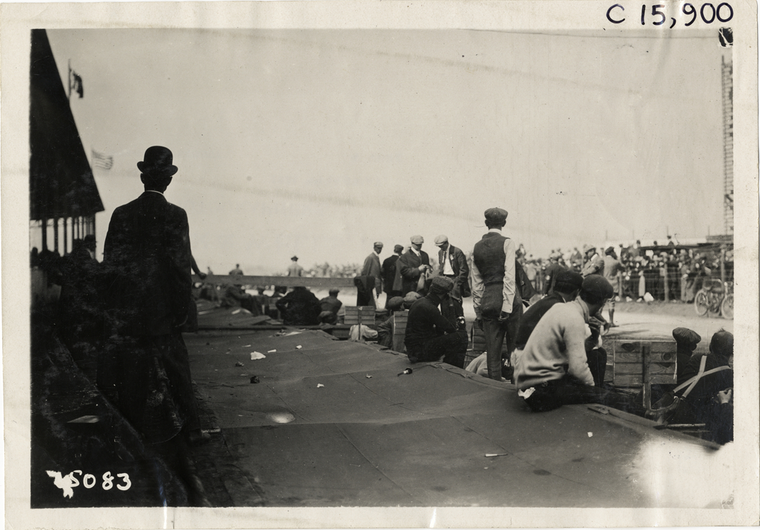 Pit crews, 1910 Vanderbilt Cup races