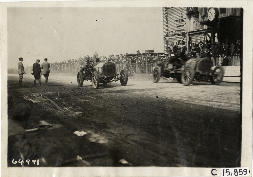 Racecars at starting line, 1910 Vanderbilt Cup races