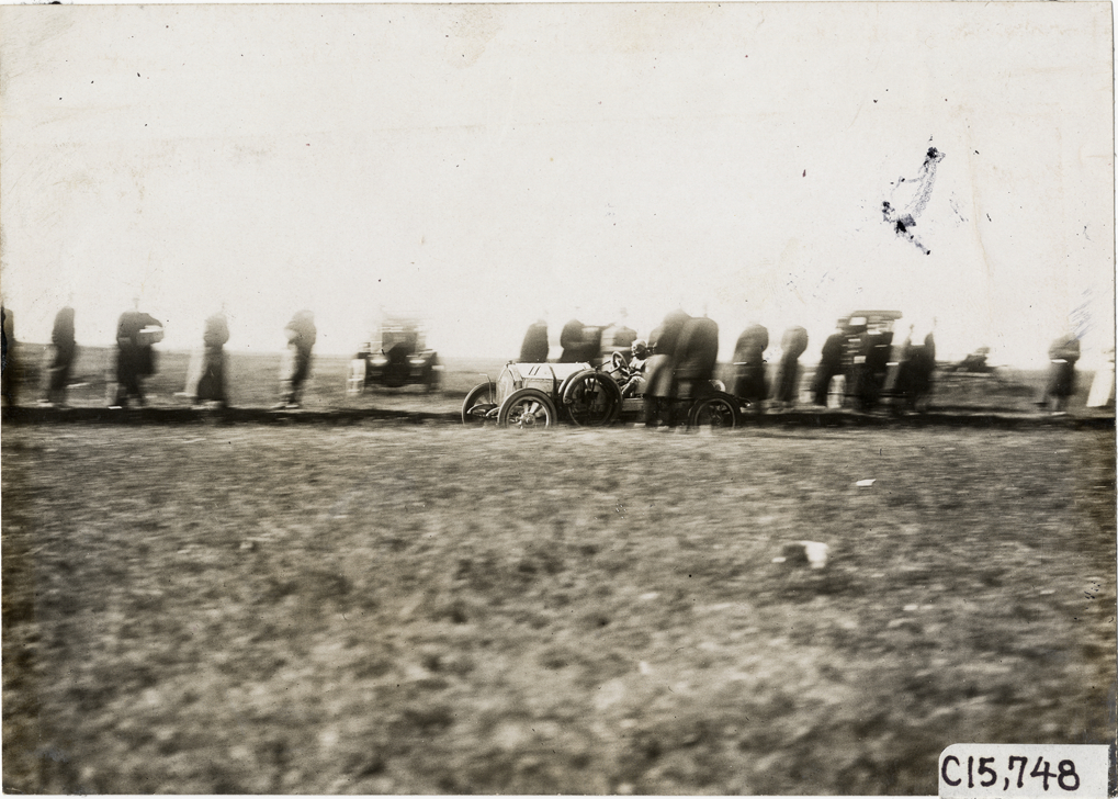 Racecar parked on roadside, 1909 Vanderbilt Cup races