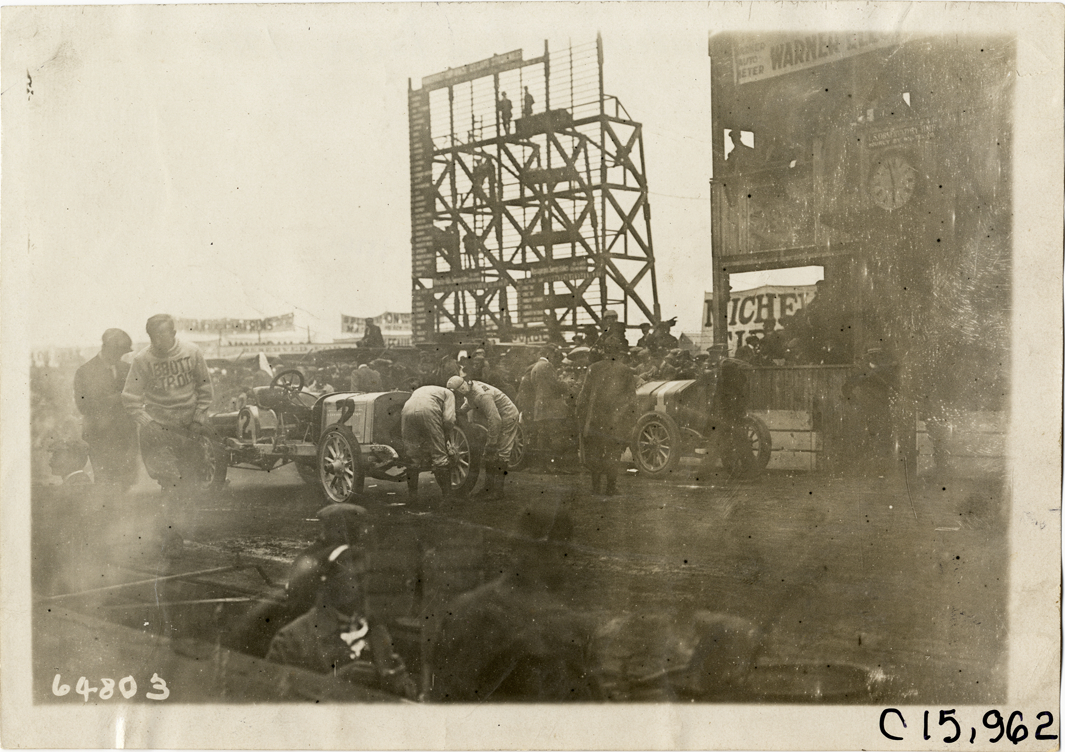 Racecars at starting line, 1910 Vanderbilt Cup races