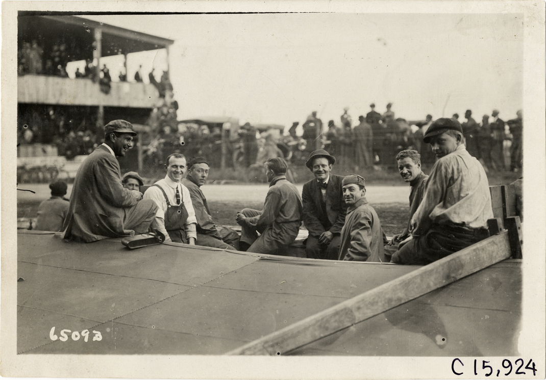 Pit crews, 1910 Vanderbilt Cup races