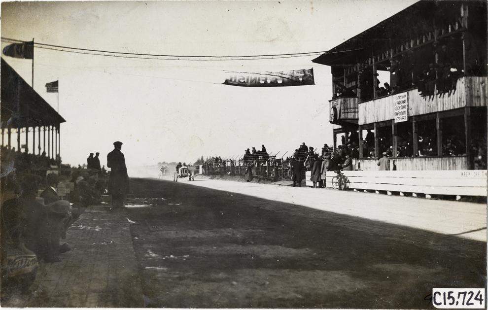 Racecars approaching finish line, 1909 Vanderbilt Cup races