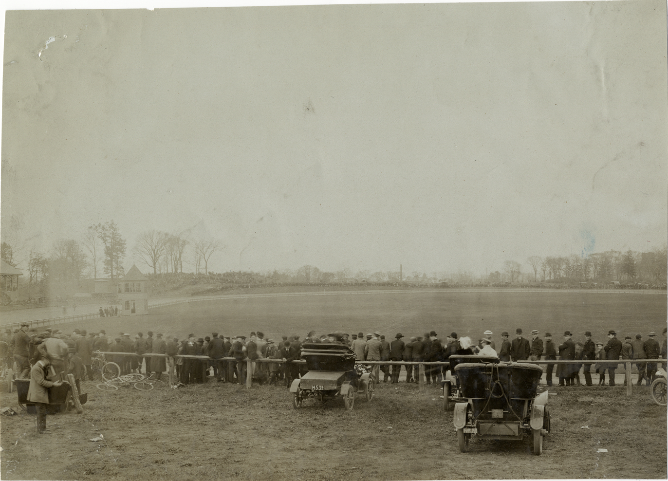 Spectators and automobiles, 1906 Waverly races