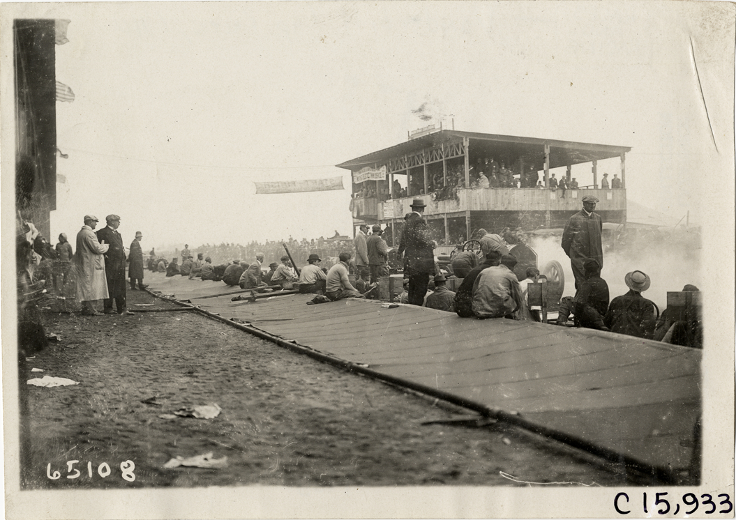 Pits and officials' stand, 1910 Vanderbilt Cup races