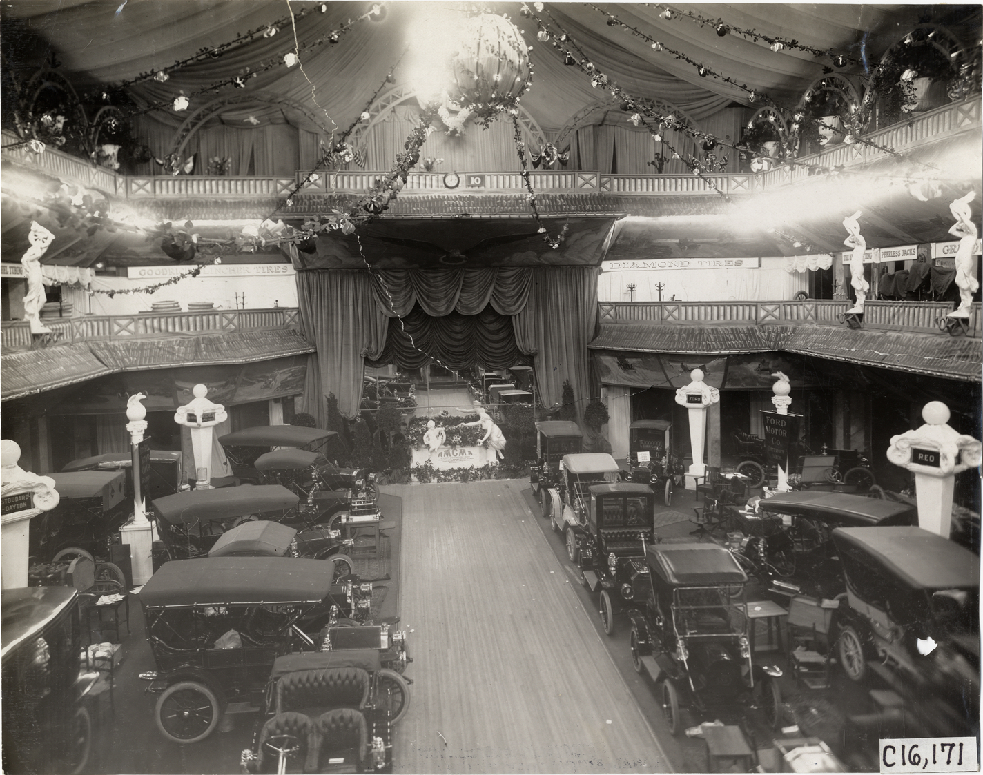 Automobiles on exhibit, 1909 New York Auto Show