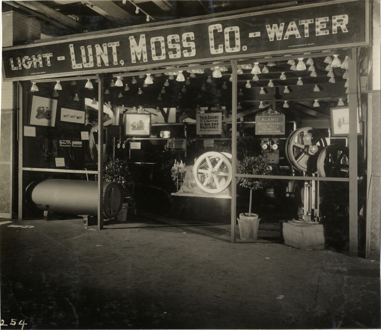 Lunt, Moss Company exhibit, 1910 Boston Auto Show