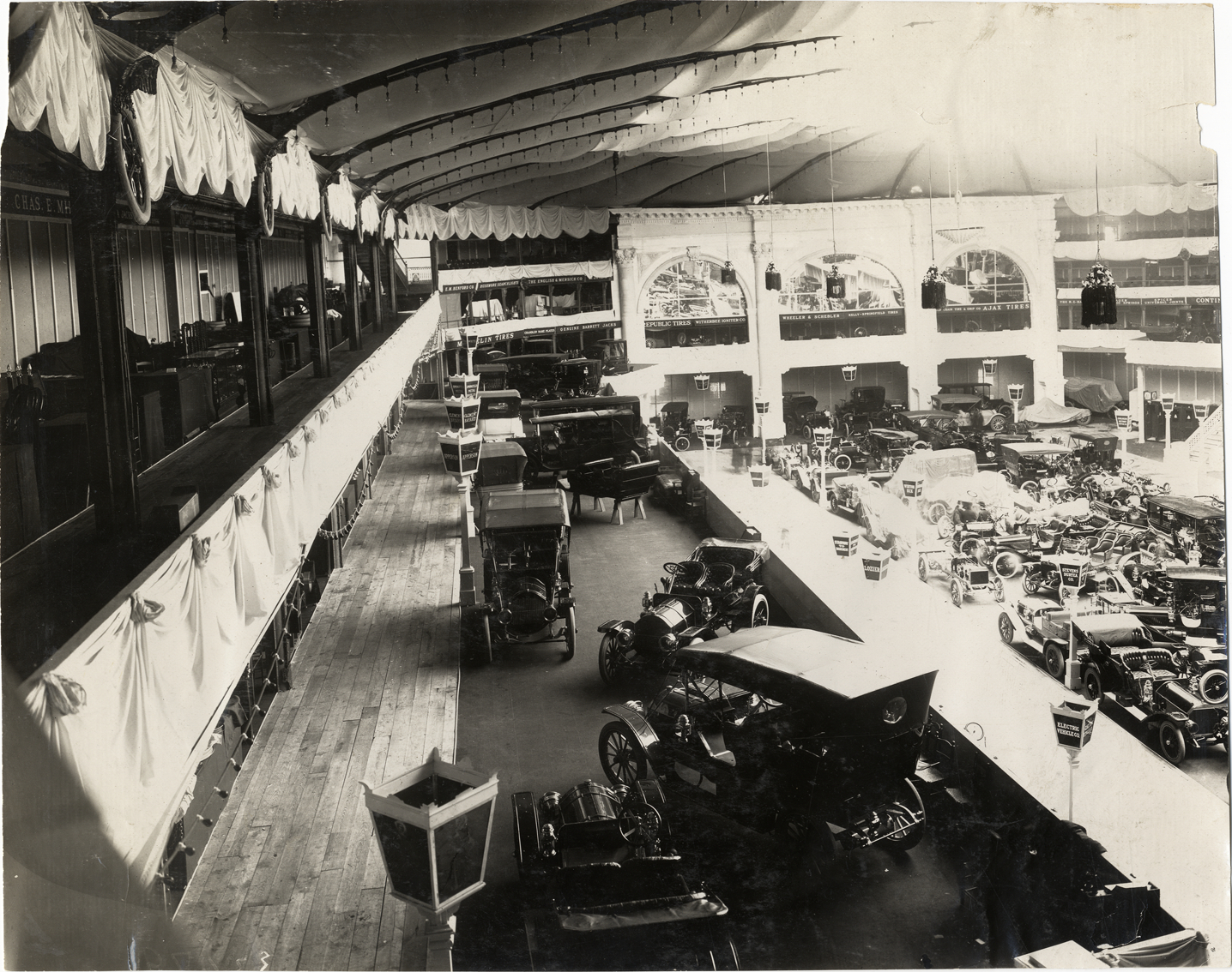 Apperson automobiles on exhibit, 1909 New York Auto Show