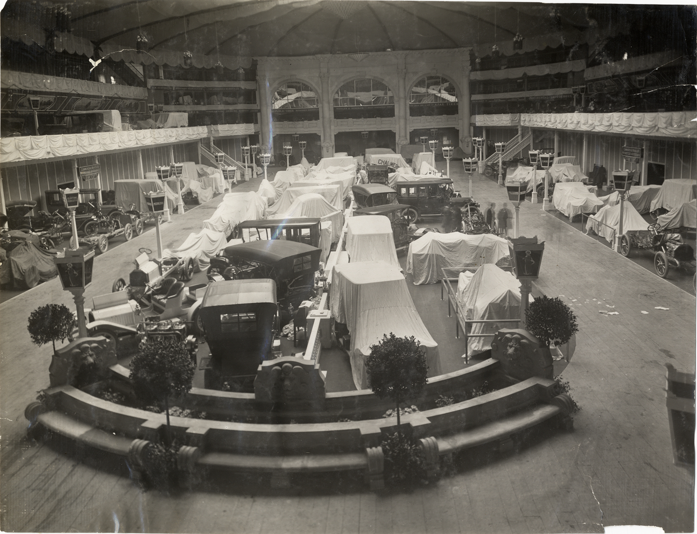 Automobiles on exhibit, 1909 New York Auto Show