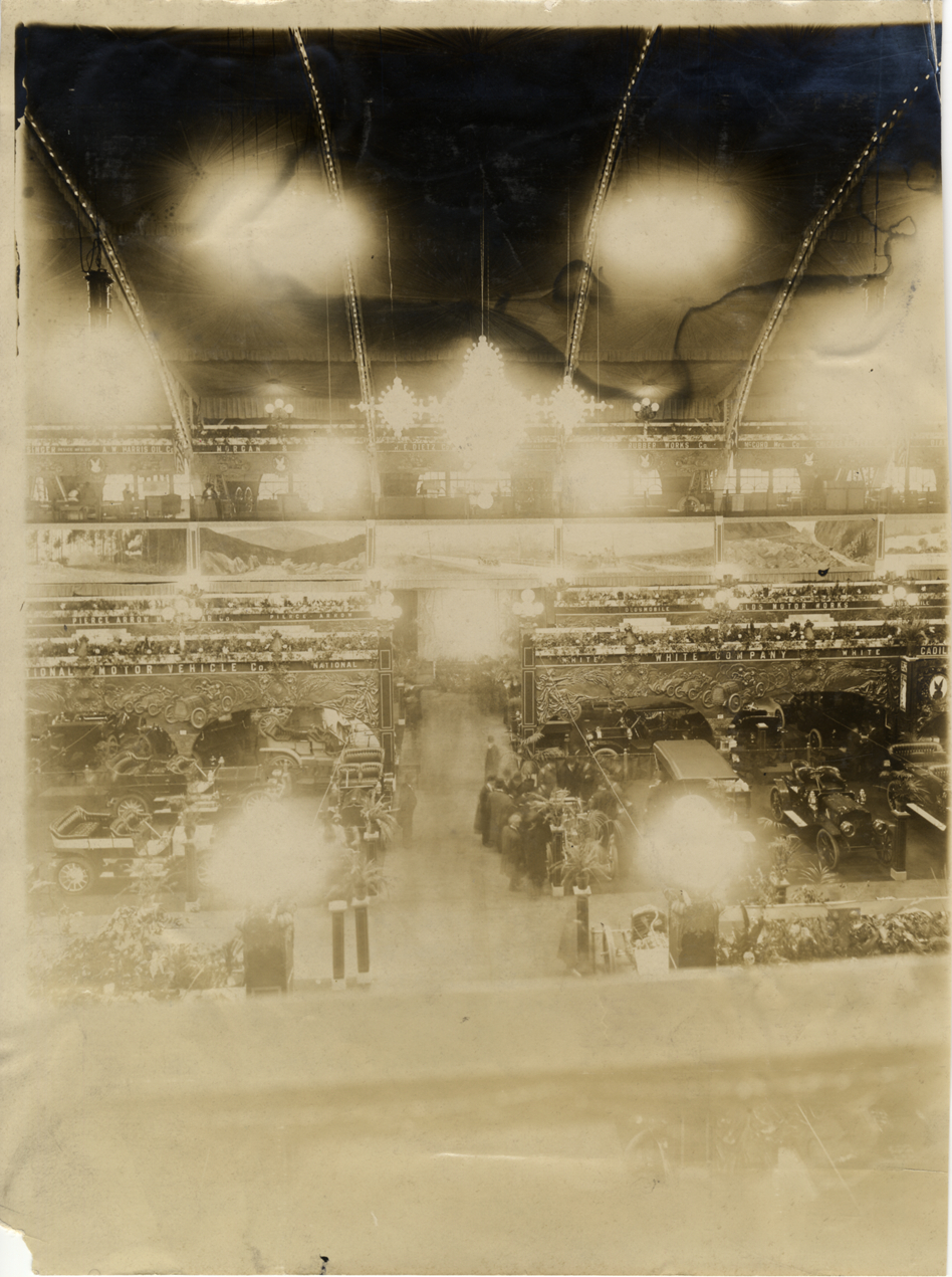 Automobiles on exhibit, 1909 Chicago Auto Show