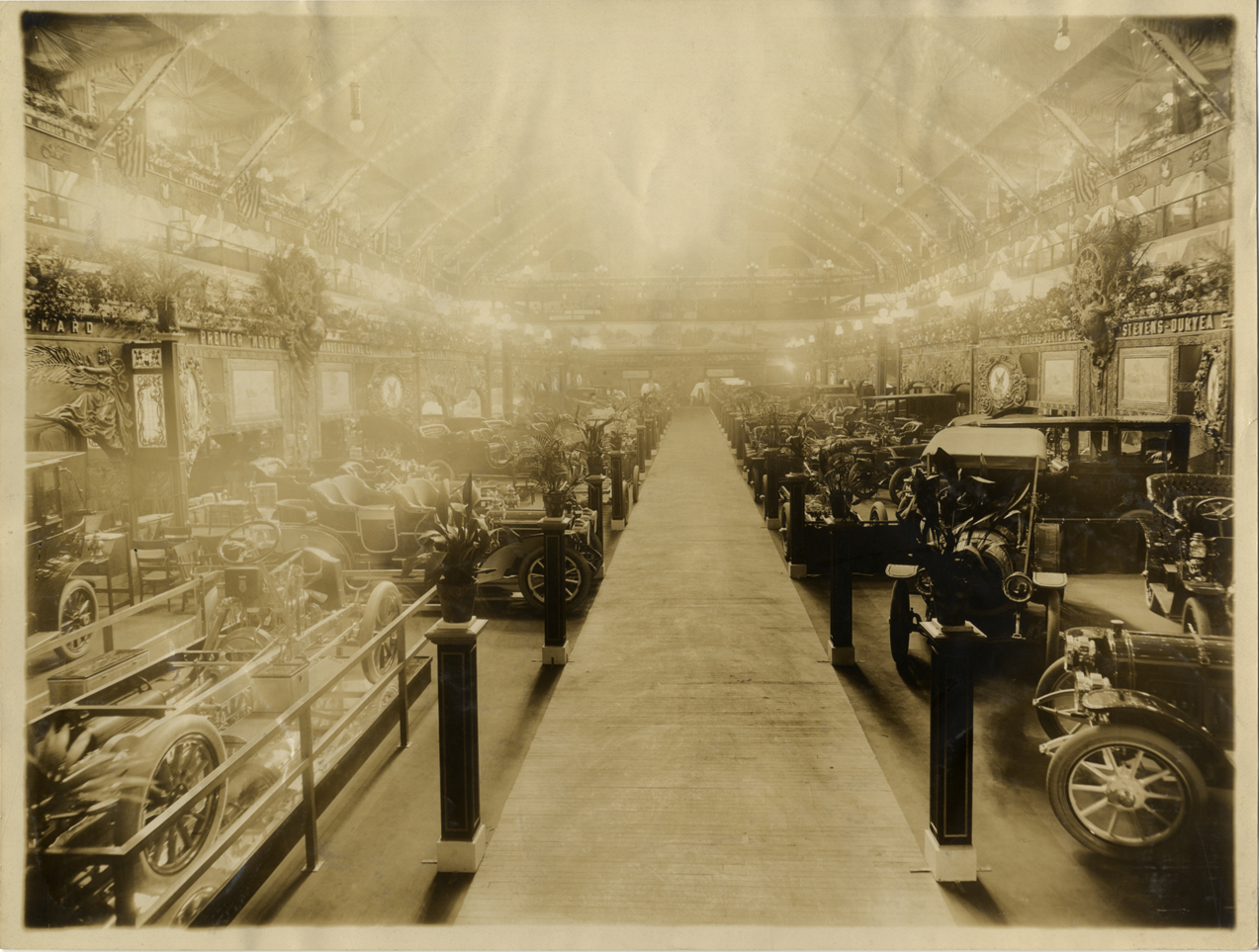 Automobiles on exhibit, 1909 Chicago Auto Show