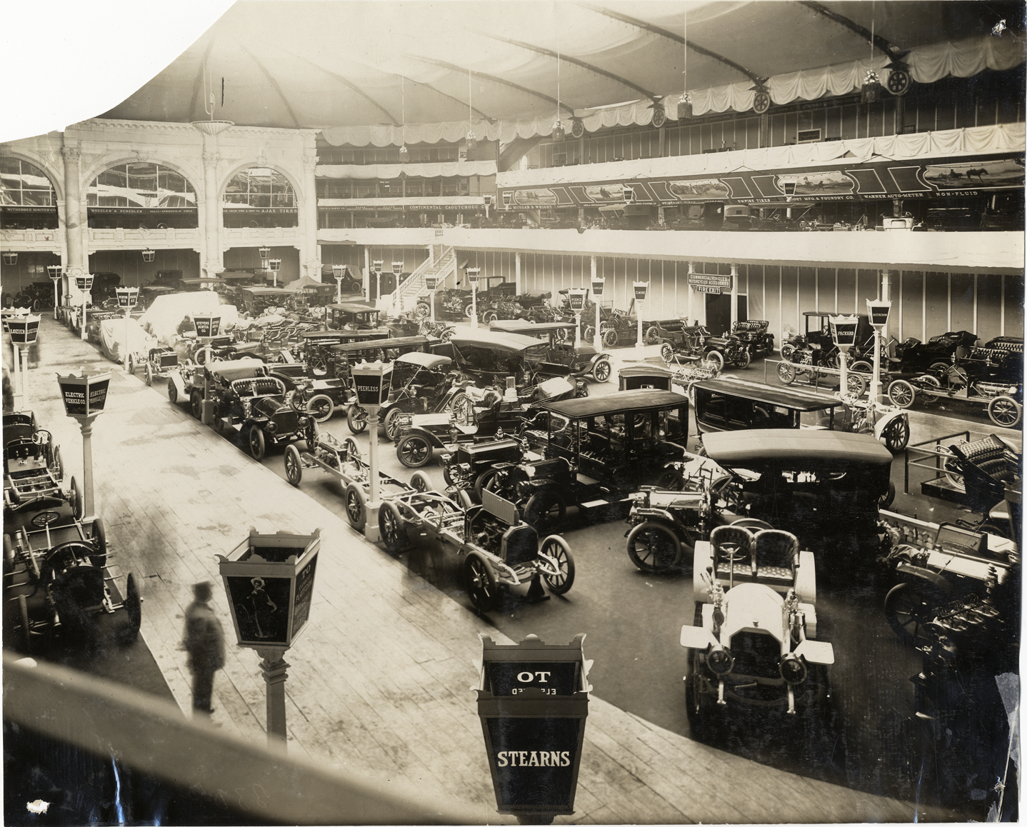 Automobiles on exhibit, 1909 New York Auto Show