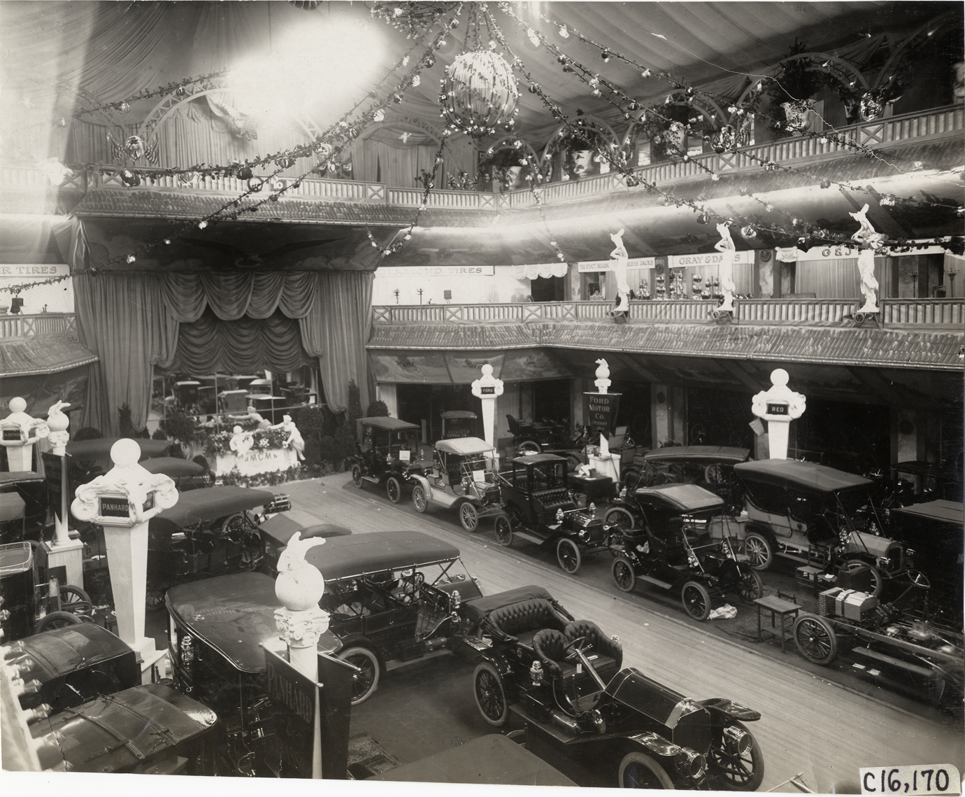 Automobiles on exhibit, 1909 New York Auto Show