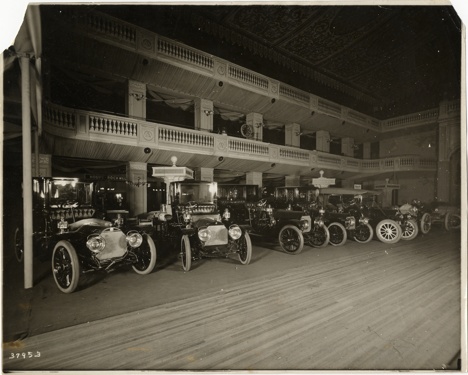 Automobiles on exhibit, 1909 New York Auto Show