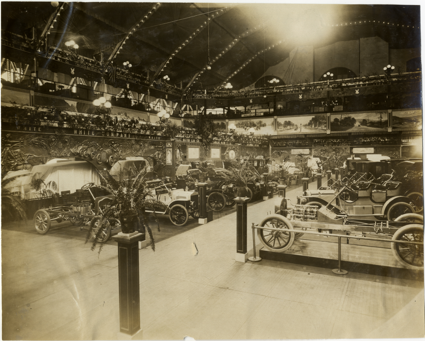Automobiles on exhibit, 1909 Chicago Auto Show