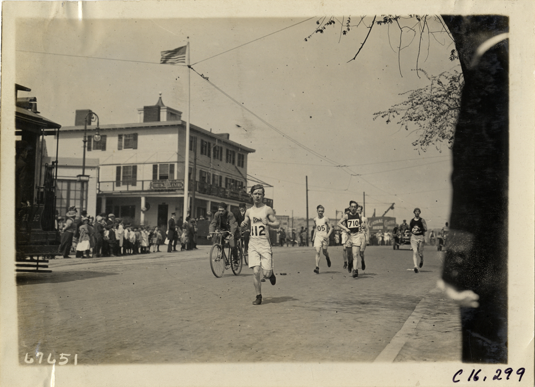 Bicyclists following marathon runners, 1911 Evening Mail Modified Marathon