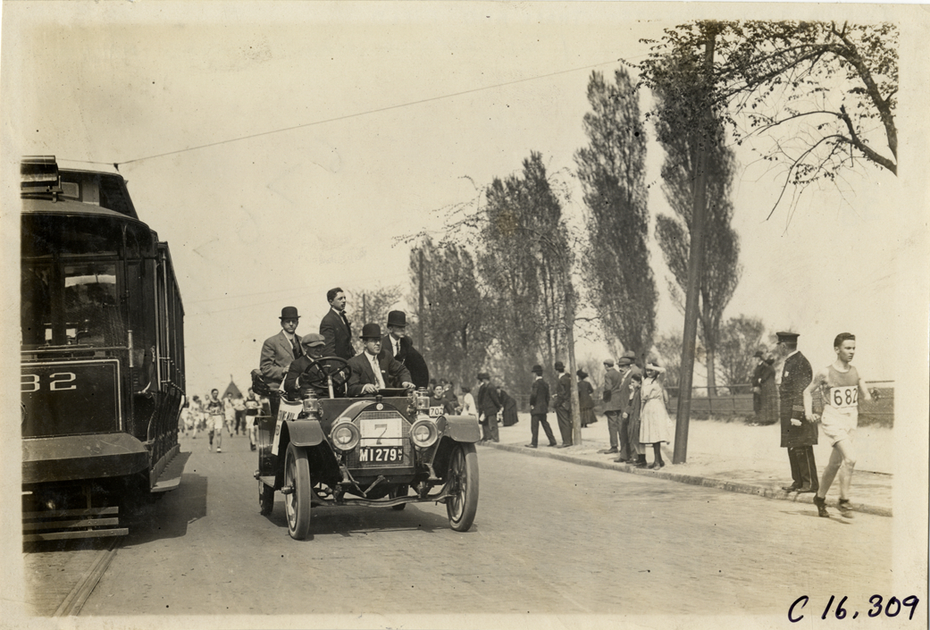 Officials in automobile, 1911 Evening Mail Modified Marathon