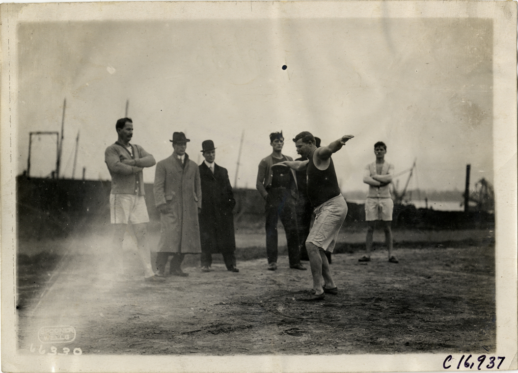 Pavlos competing in discus