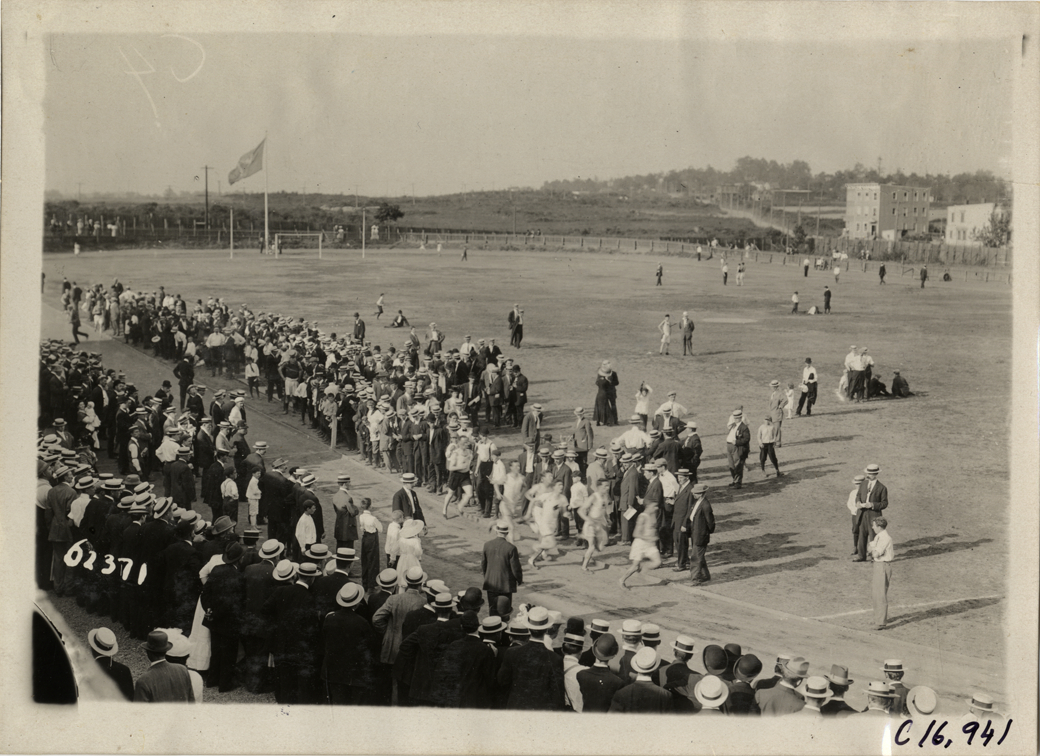 Spectators, 1910 Flatbush Marathon