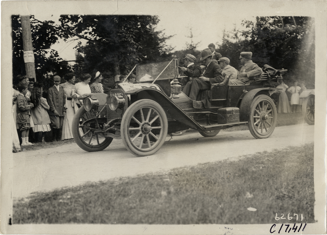 Motorists in automobile, 1910 Brooklyn Dealers Reliability Run