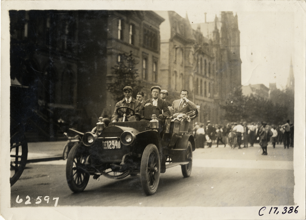 Motorists in automobile, 1910 Brooklyn Dealers Reliability Run