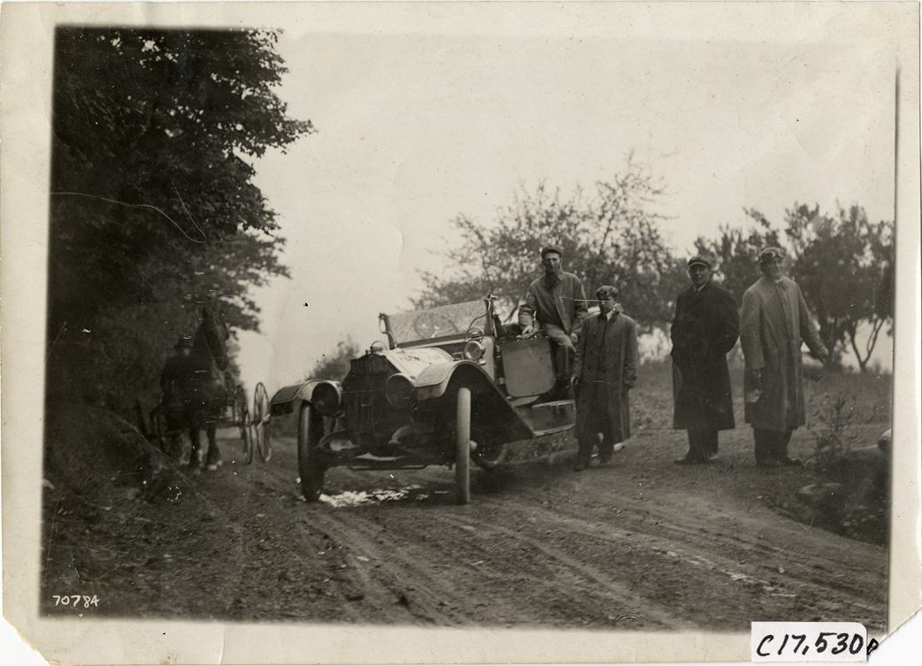 Motorists with automobile, 1911 Buffalo Reliability Run