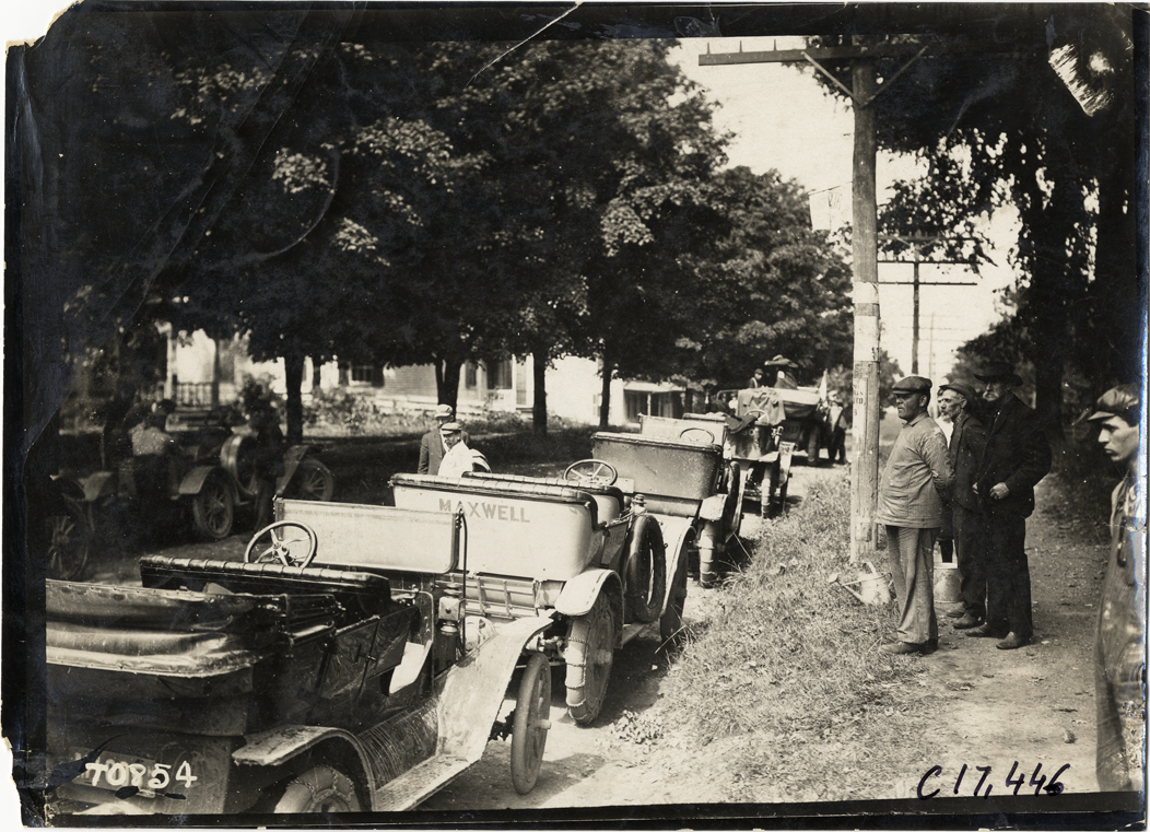 Automobiles lined up in road, 1911 Buffalo Reliability Run