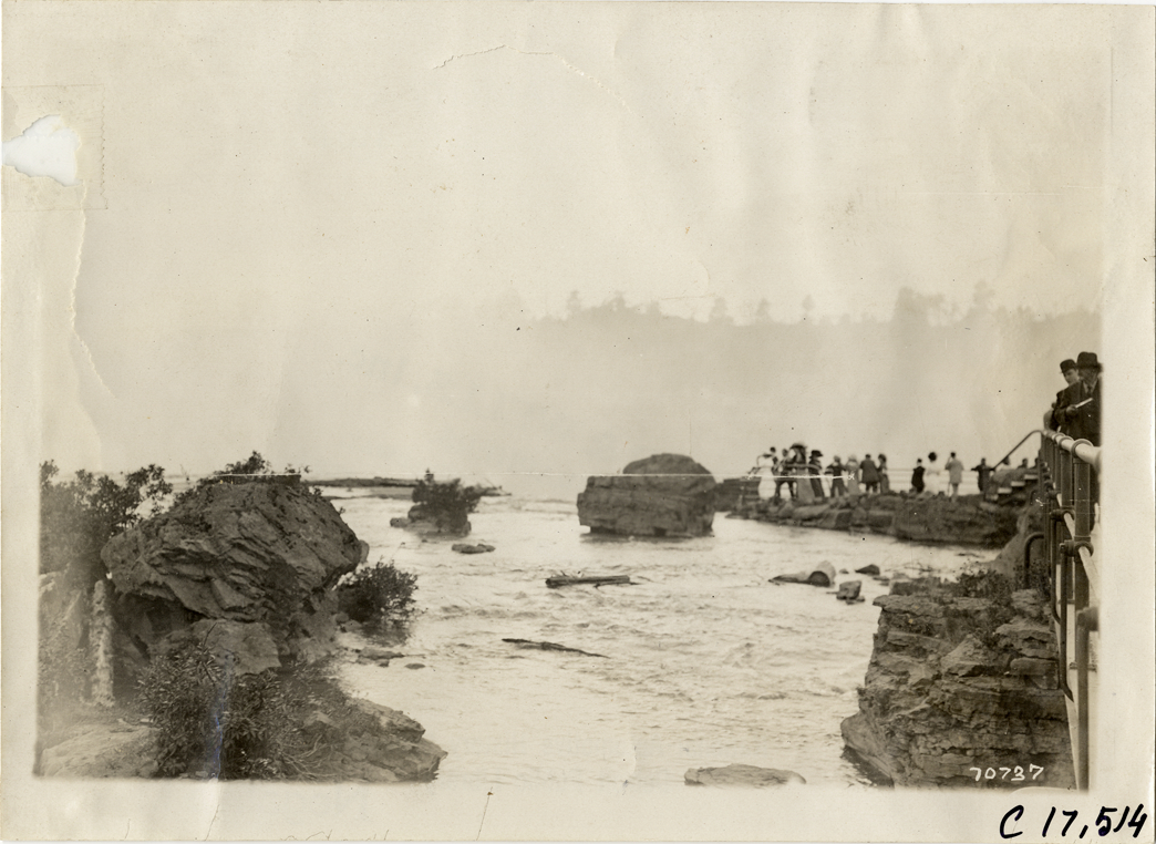 Tourists at Niagara Falls, 1911 Buffalo Reliability Run