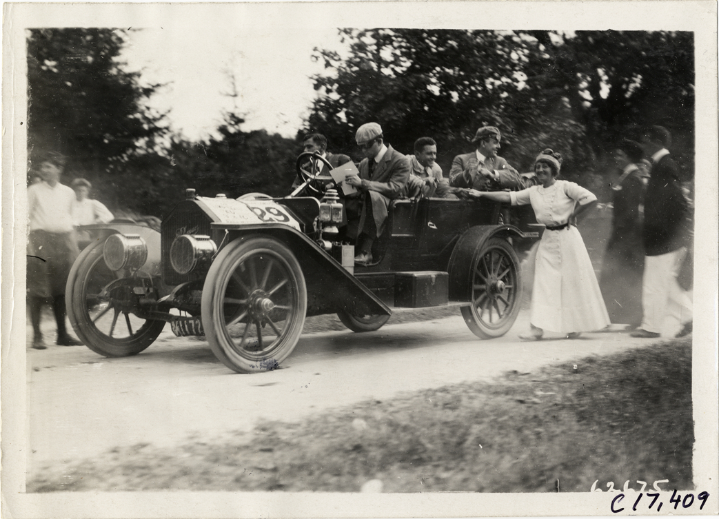 Motorists in automobile, 1910 Brooklyn Dealers Reliability Run