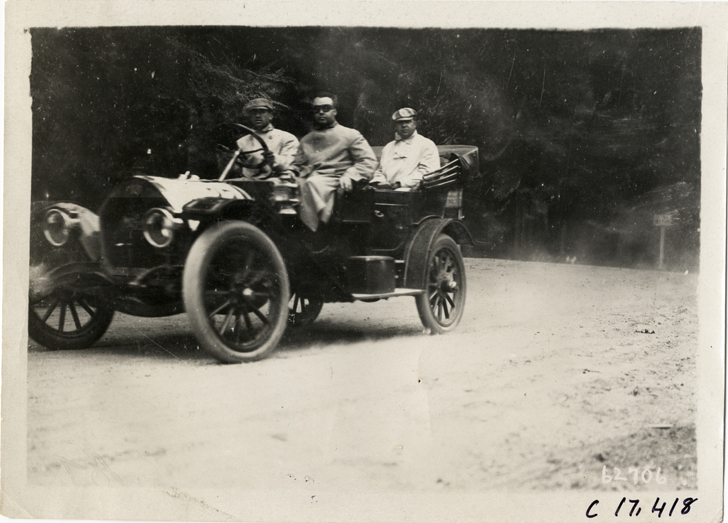 Motorists in automobile, 1910 Brooklyn Dealers Reliability Run