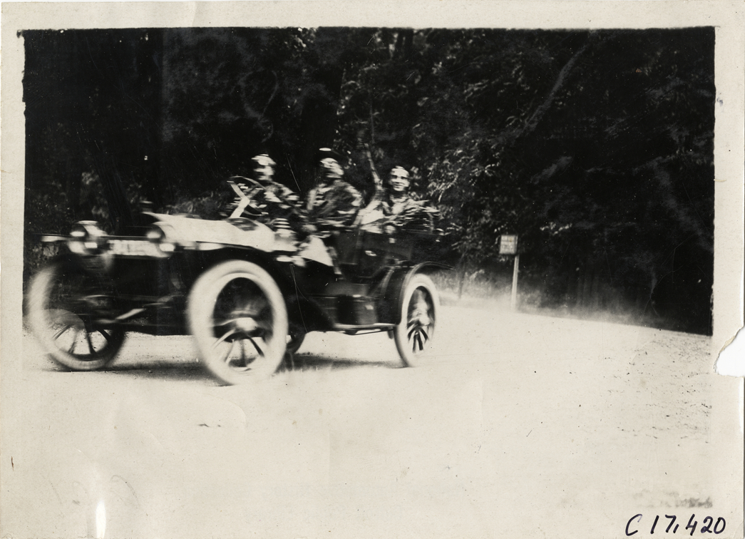 Motorists in automobile, 1910 Brooklyn Dealers Reliability Run