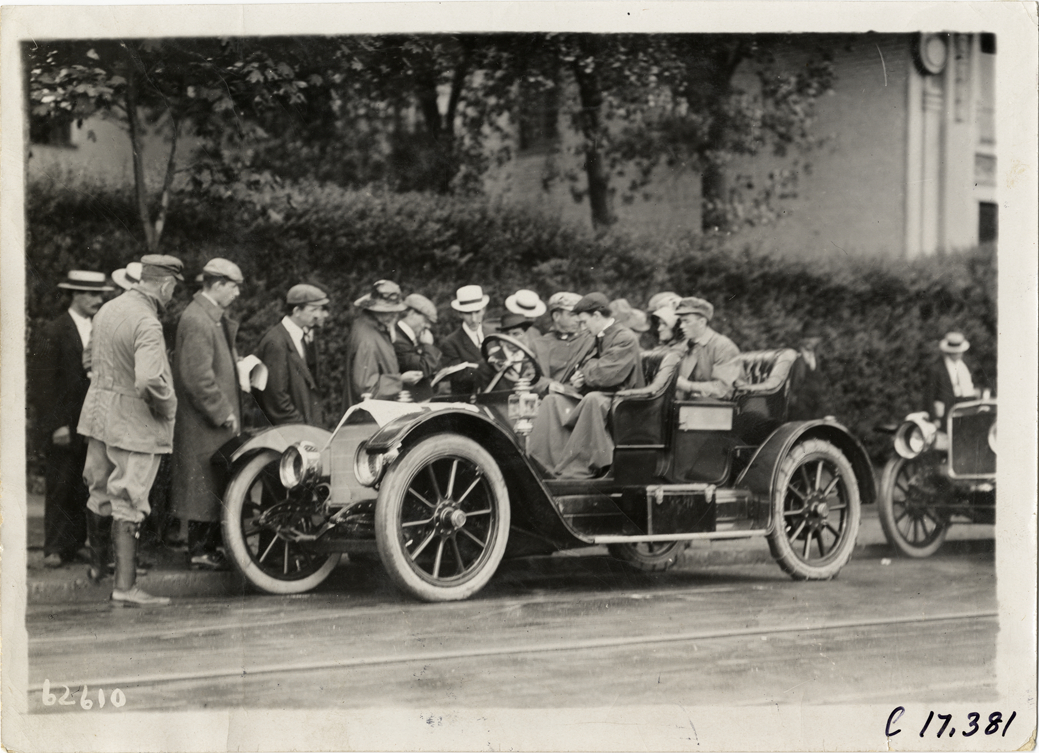 Motorists in automobile, 1910 Brooklyn Dealers Reliability Run
