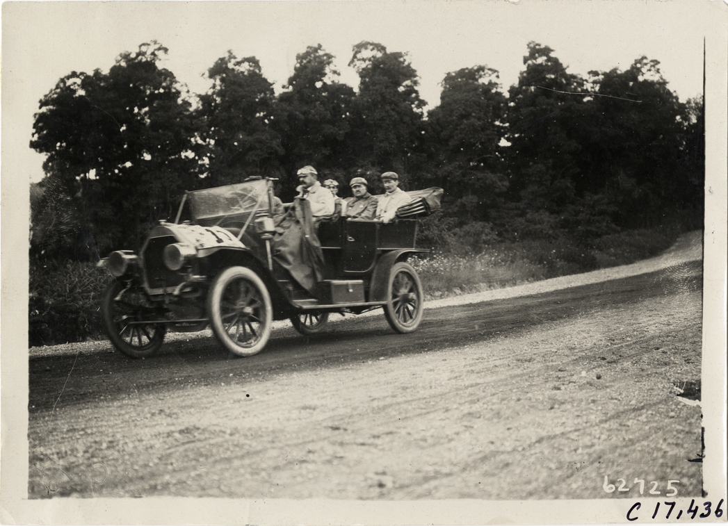 Motorists in automobile, 1910 Brooklyn Dealers Reliability Run