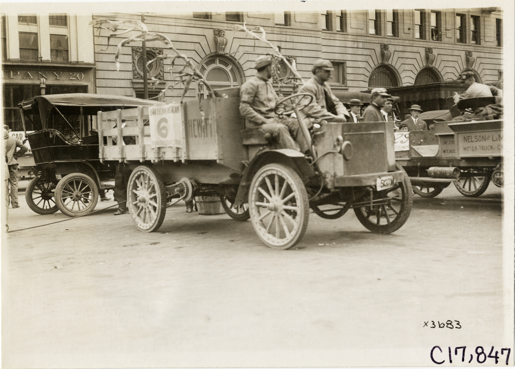 Motorists in Hewitt truck, 1911 Chicago Reliability Run