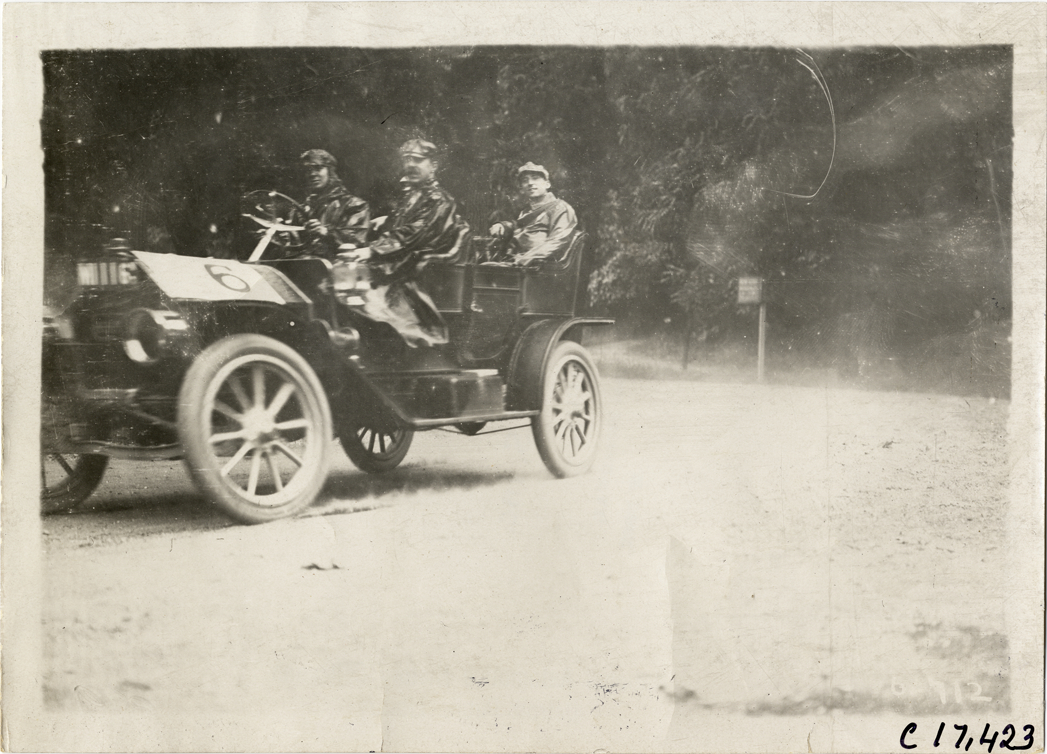 Motorists in automobile, 1910 Brooklyn Dealers Reliability Run